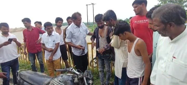 रामपुर-मुरादाबाद हाईवे के नए बाईपास पर कार और बाइक की टक्कर के बाद दुर्घटनास्थल का दृश्य