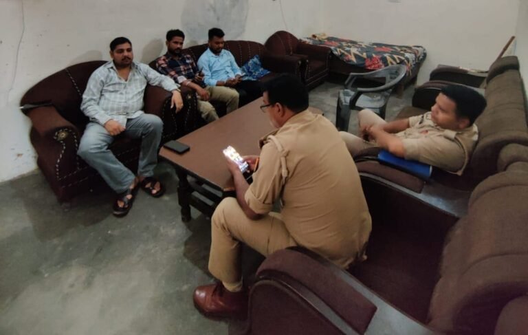 संगठन के अनुसार अनुज जाटव के मुरादाबाद स्थित आवास पर पुलिस की मौजूदगी।