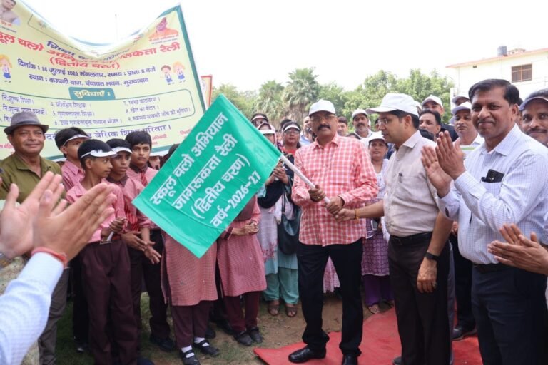 मुरादाबाद में स्कूल चलो अभियान द्वितीय चरण के तहत जिलाधिकारी द्वारा जागरूकता रैली को हरी झंडी दिखाते हुए।