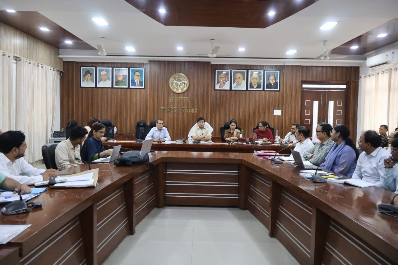 मुरादाबाद शिक्षा विभाग समीक्षा बैठक में अधिकारियों को निर्देश देते जिलाधिकारी डॉ. राजेन्द्र पैंसिया।