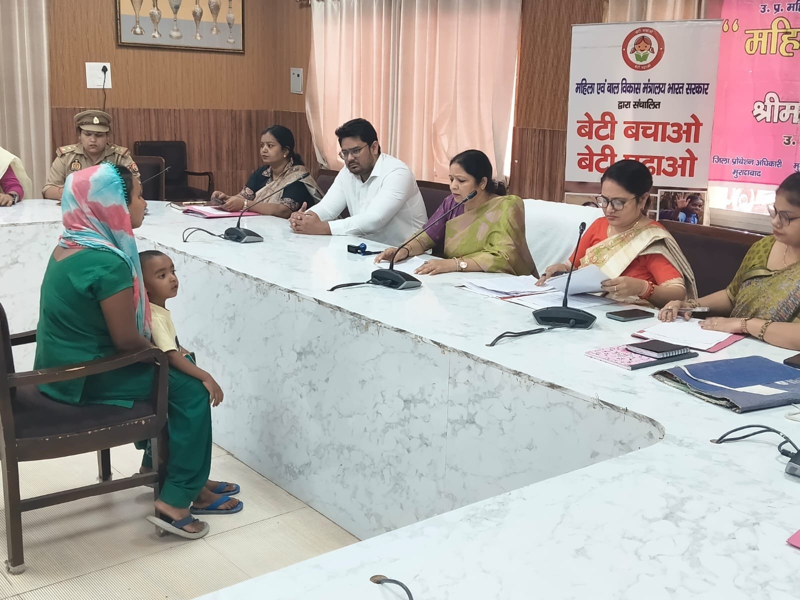 मुरादाबाद सर्किट हाउस में राज्य महिला आयोग की जनसुनवाई के दौरान अधिकारियों के साथ बैठक करतीं सदस्य संगीता जैन।