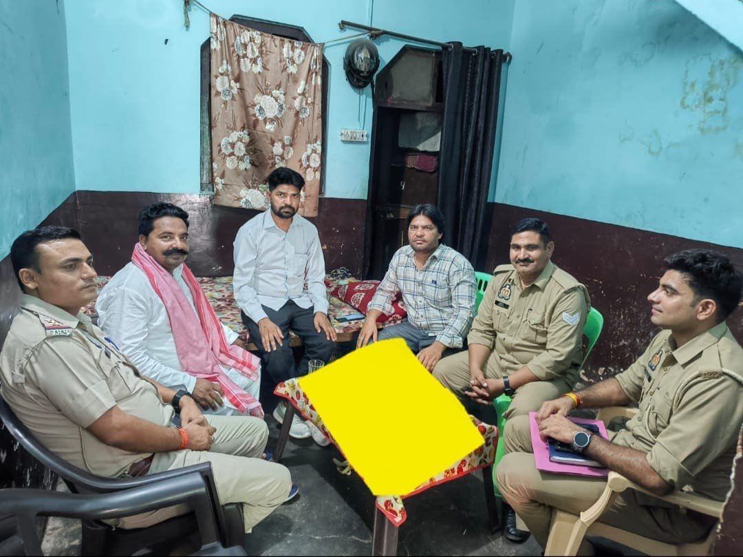 मुरादाबाद में सपा जिलाध्यक्ष पिछड़ा वर्ग प्रकोष्ठ और नगर अध्यक्ष को मैनाठेर पुलिस द्वारा हाउस अरेस्ट किए जाने की तस्वीर