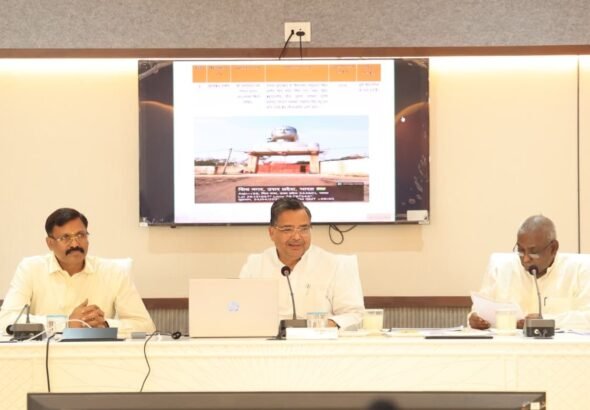मुरादाबाद मंडल पर्यटन विकास की समीक्षा बैठक में पर्यटन एवं संस्कृति मंत्री जयवीर सिंह अधिकारियों के साथ परियोजनाओं की समीक्षा करते हुए