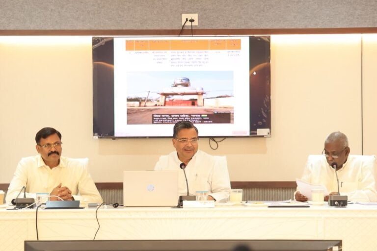 मुरादाबाद मंडल पर्यटन विकास की समीक्षा बैठक में पर्यटन एवं संस्कृति मंत्री जयवीर सिंह अधिकारियों के साथ परियोजनाओं की समीक्षा करते हुए