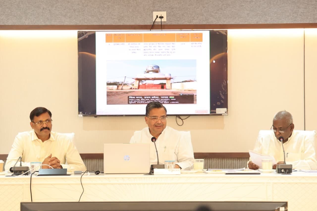 मुरादाबाद मंडल पर्यटन विकास की समीक्षा बैठक में पर्यटन एवं संस्कृति मंत्री जयवीर सिंह अधिकारियों के साथ परियोजनाओं की समीक्षा करते हुए