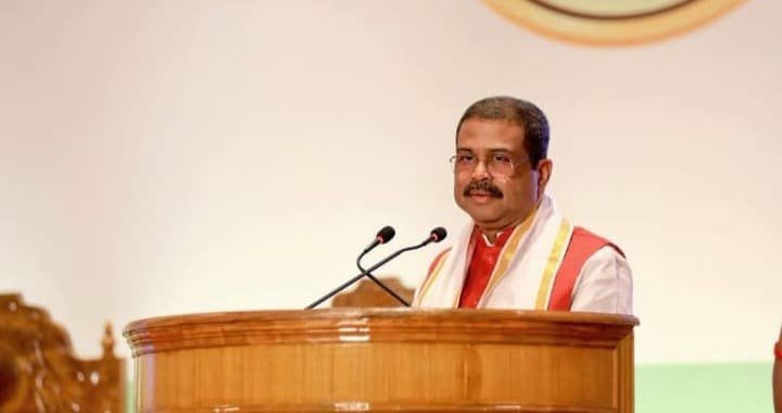 धर्मेंद्र प्रधान ने दिया इस्तीफा फोटो साभार: धर्मेंद्र प्रधान (आधिकारिक फेसबुक पेज)