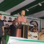 मुरादाबाद में जनसभा को संबोधित करते AIMIM प्रमुख असदुद्दीन ओवैसी, मंच पर मौजूद पार्टी नेता और बड़ी संख्या में समर्थक।