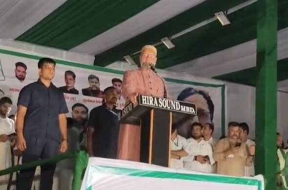 मुरादाबाद में जनसभा को संबोधित करते AIMIM प्रमुख असदुद्दीन ओवैसी, मंच पर मौजूद पार्टी नेता और बड़ी संख्या में समर्थक।