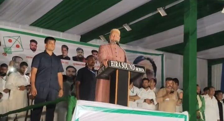 मुरादाबाद में जनसभा को संबोधित करते AIMIM प्रमुख असदुद्दीन ओवैसी, मंच पर मौजूद पार्टी नेता और बड़ी संख्या में समर्थक।