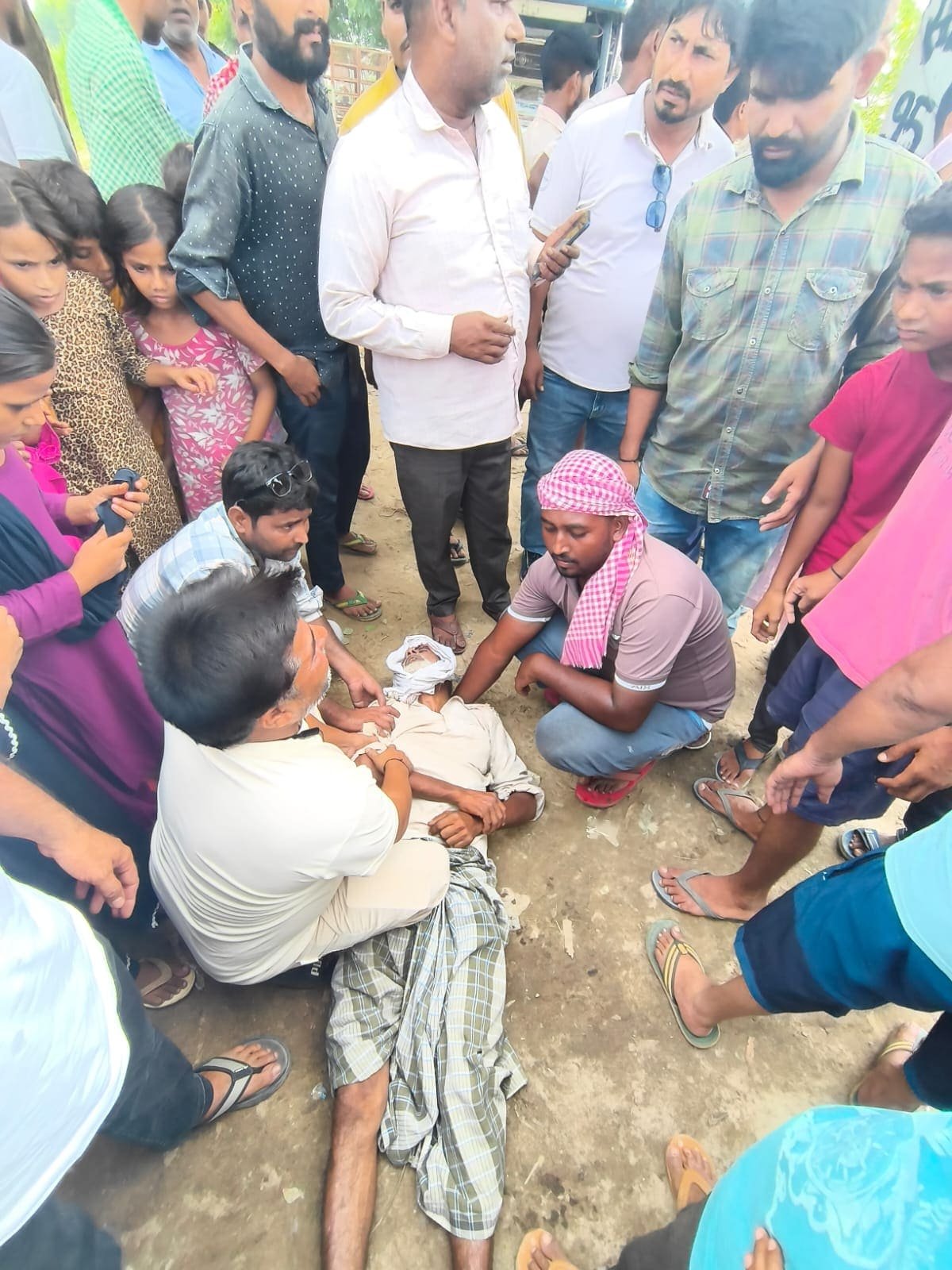 मैनाठेर सड़क हादसा: संभल मार्ग पर तेज रफ्तार कार की टक्कर से साइकिल सवार बुजुर्ग गंभीर घायल