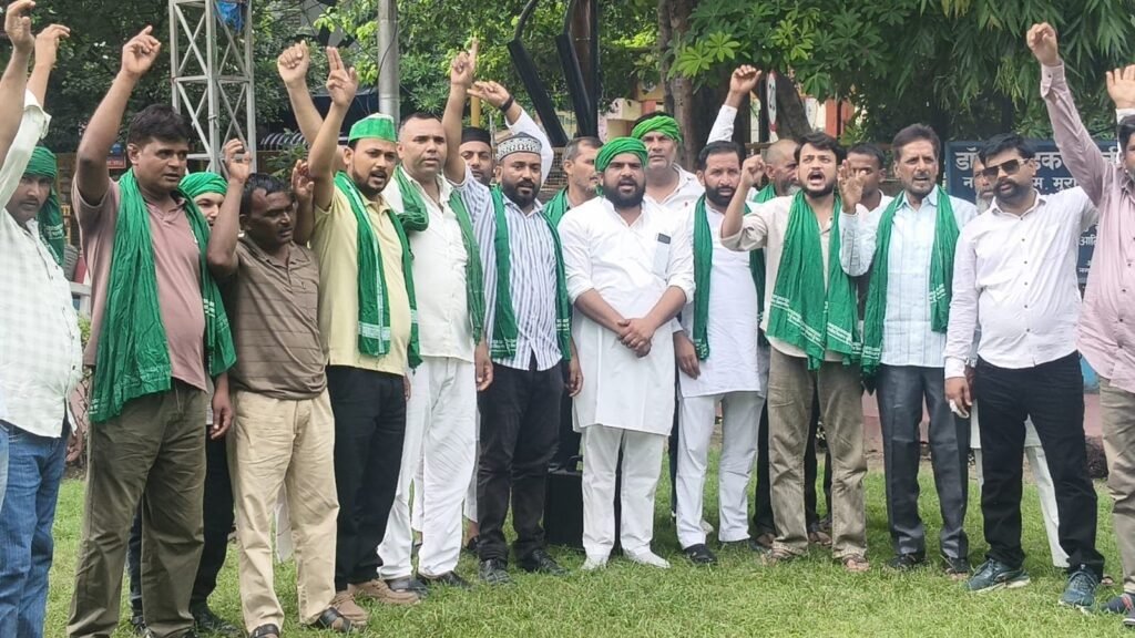 मुरादाबाद में भाकियू (भानू) का प्रदर्शन, गन्ना भुगतान, बिजली व्यवस्था और स्वास्थ्य विभाग की समस्याओं को लेकर नारेबाजी करते किसान।