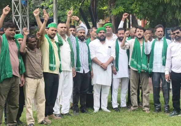 मुरादाबाद में भाकियू (भानू) का प्रदर्शन, गन्ना भुगतान, बिजली व्यवस्था और स्वास्थ्य विभाग की समस्याओं को लेकर नारेबाजी करते किसान।