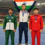 दोहा, कतर में विश्व एथलेटिक्स चैंपियनशिप में स्वर्ण पदक जीतने के बाद भारतीय खिलाड़ी अमित चौधरी।