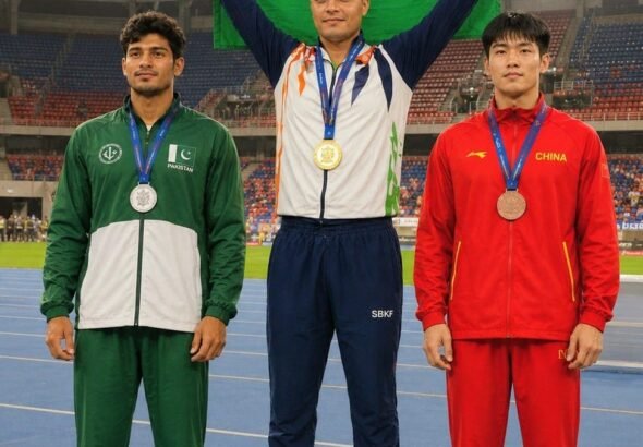 दोहा, कतर में विश्व एथलेटिक्स चैंपियनशिप में स्वर्ण पदक जीतने के बाद भारतीय खिलाड़ी अमित चौधरी।