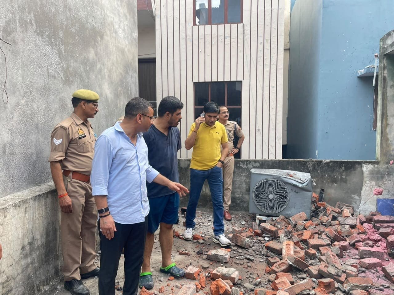 मुरादाबाद के बुध बाजार स्थित मोमबत्ती फैक्ट्री में लगी आग पर काबू पाने में जुटी फायर ब्रिगेड और प्रशासन की टीम।