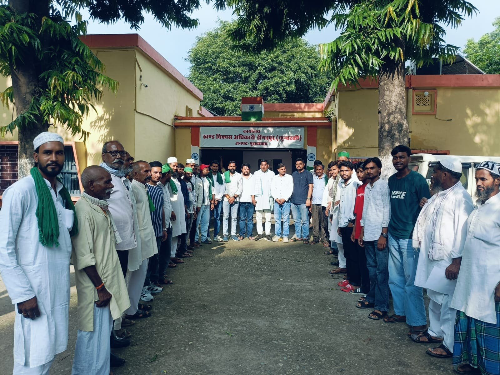 भारतीय किसान यूनियन (अराजनीतिक) कुंदरकी ब्लॉक मासिक बैठक में उपस्थित पदाधिकारी और कार्यकर्ता