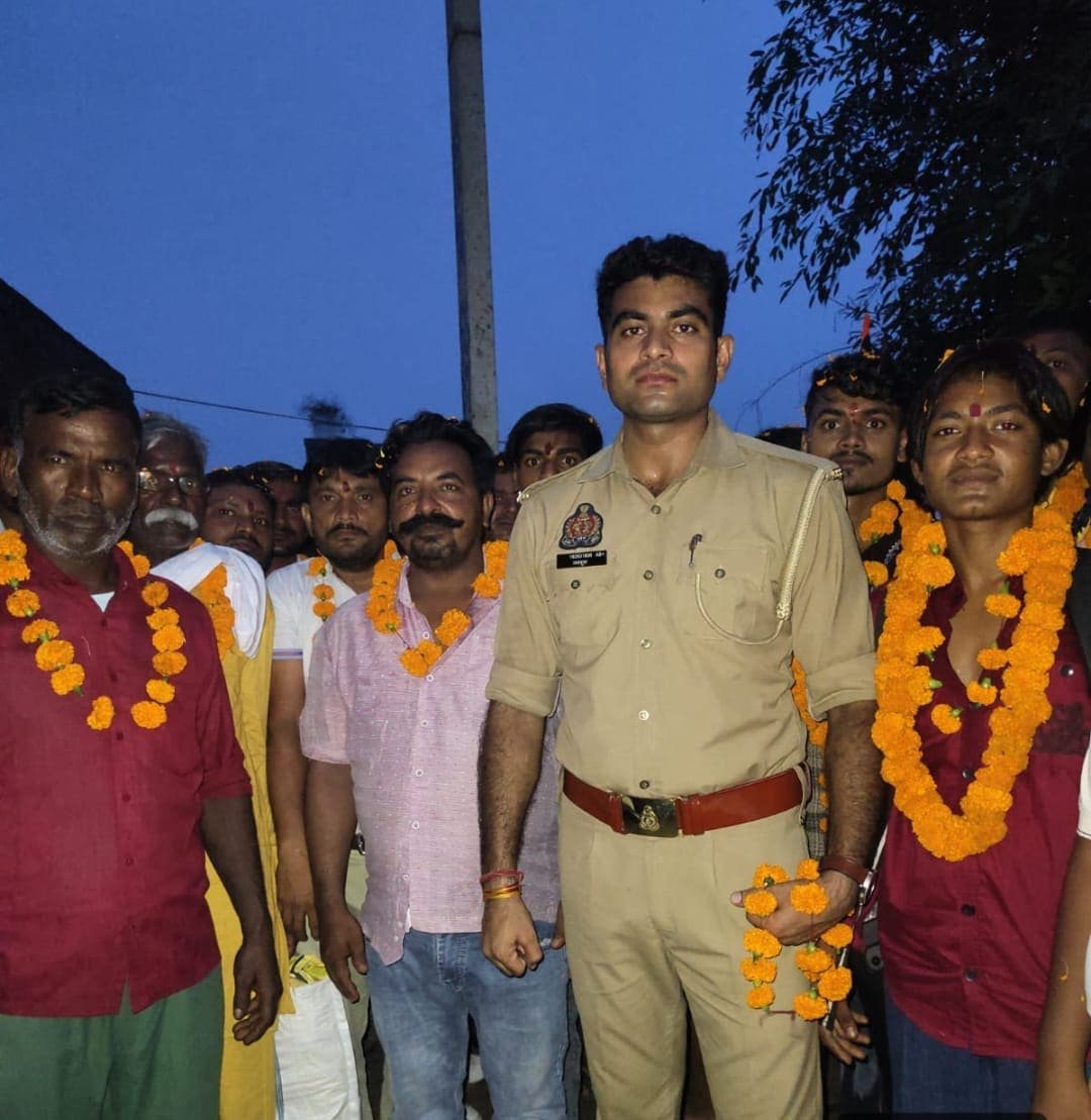 मैनाठेर से हरिद्वार रवाना हुए डाक कांवड़ के भोले भक्तों का फूल-मालाओं से स्वागत करते लोग