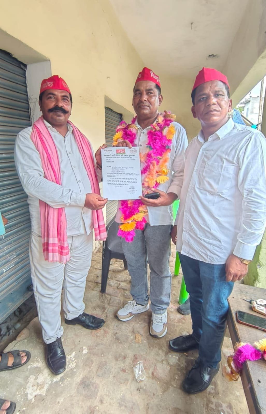 समाजवादी पार्टी के नवनियुक्त पाकबड़ा नगर अध्यक्ष मोहम्मद हुसैन को मैनाठेर में नियुक्ति पत्र सौंपते हुए जिला अध्यक्ष शाकिर सलमानी