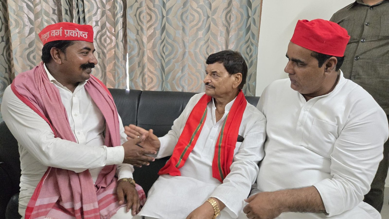 मुरादाबाद सर्किट हाउस में समाजवादी पार्टी के राष्ट्रीय महासचिव शिवपाल यादव से मुलाकात करते पिछड़ा वर्ग प्रकोष्ठ के जिला अध्यक्ष शाकिर सलमानी।