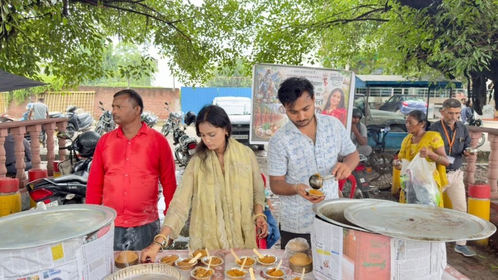 मुरादाबाद में समाजसेवी अंजना भारद्वाज कांवड़ यात्रियों को प्रसाद वितरित करते हुए।