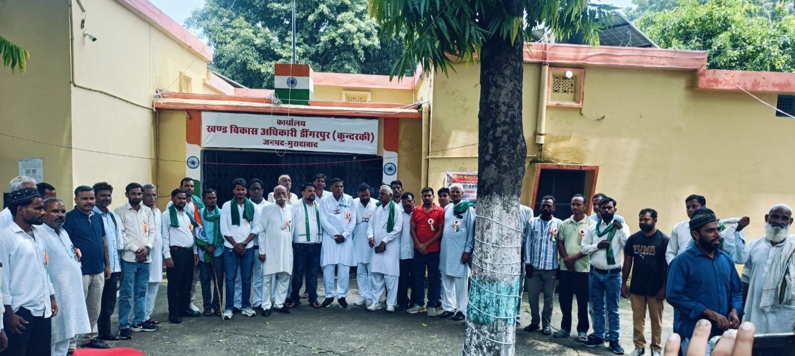 स्वतंत्रता दिवस पर कुंदरकी में आयोजित भारतीय किसान यूनियन (अराजनीतिक) के संयुक्त कार्यक्रम में मौजूद पदाधिकारी एवं कार्यकर्ता
