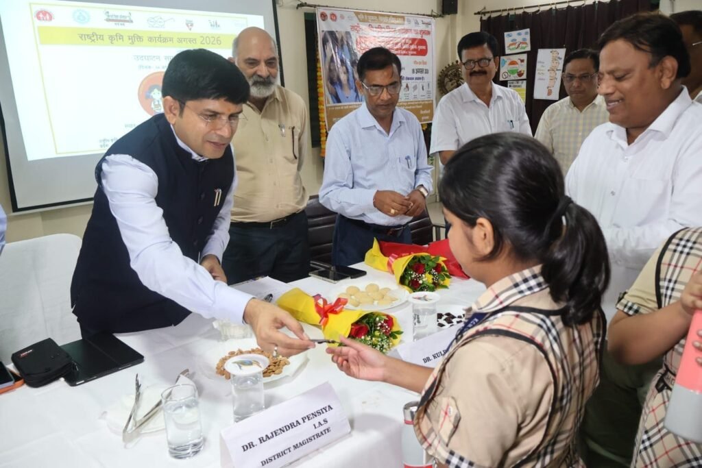 राष्ट्रीय कृमि मुक्ति दिवस पर मुरादाबाद के केसीएमओ विद्यालय में डीएम डॉ. राजेन्द्र पैंसिया बच्चों को एल्बेंडाजोल की गोली खिलाते हुए