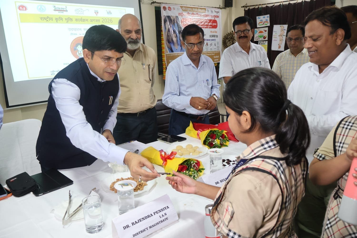 राष्ट्रीय कृमि मुक्ति दिवस पर मुरादाबाद के केसीएमओ विद्यालय में डीएम डॉ. राजेन्द्र पैंसिया बच्चों को एल्बेंडाजोल की गोली खिलाते हुए