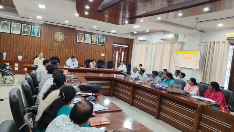 जिला पोषण समिति की बैठक में जिलाधिकारी डॉ. राजेन्द्र पैंसिया पोषण ट्रैकर, आभा आईडी और एनआरसी की समीक्षा करते हुए।