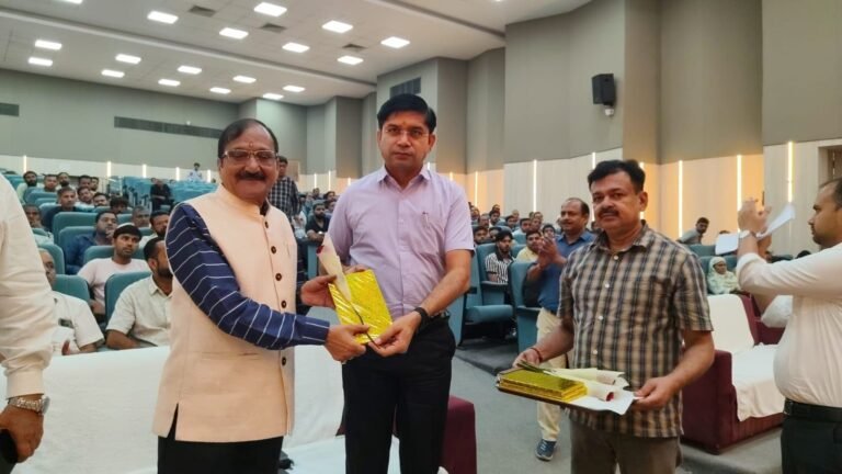 कोटेदारों के लाभांश में वृद्धि कार्यक्रम में महापौर विनोद अग्रवाल और जिलाधिकारी डॉ. राजेन्द्र पैंसिया