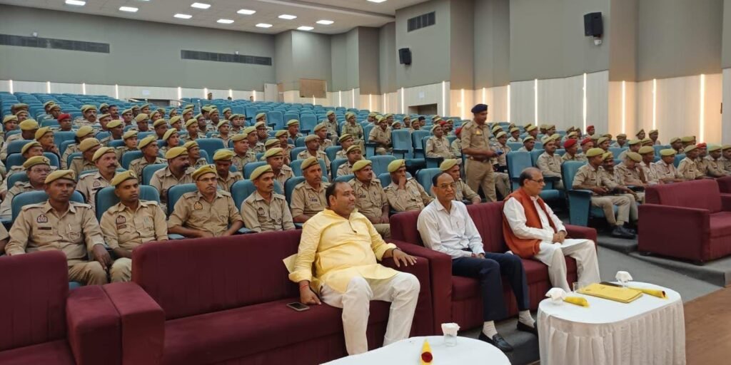मुरादाबाद पंचायत भवन सभागार में पीआरडी जवानों के दैनिक ड्यूटी भत्ते में बढ़ोतरी के कार्यक्रम का सजीव प्रसारण देखते पीआरडी जवान