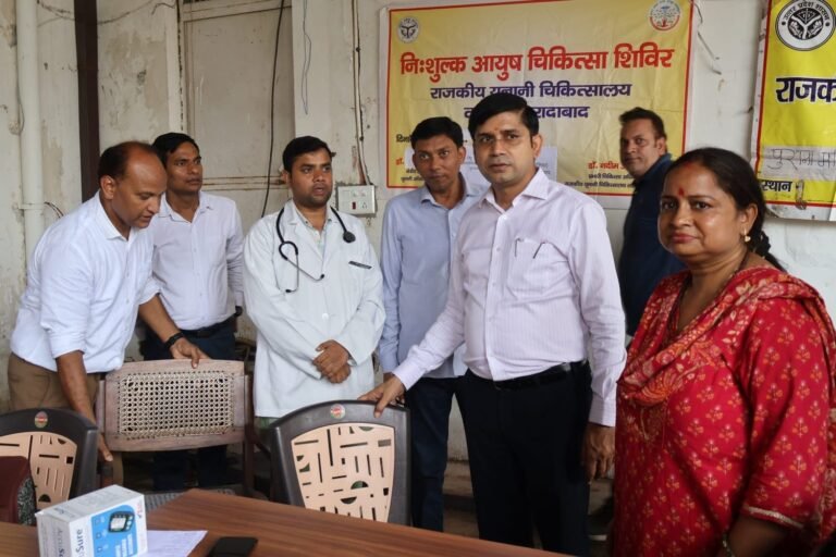 मुरादाबाद कलेक्ट्रेट में आयुष आपके द्वार अभियान के तहत आयोजित स्वास्थ्य शिविर में मरीजों की जांच करते चिकित्सक।