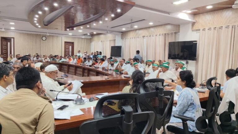मुरादाबाद कलेक्ट्रेट सभागार में आयोजित किसान दिवस बैठक में किसानों की समस्याएं सुनतीं मुख्य विकास अधिकारी और मौजूद अधिकारी।