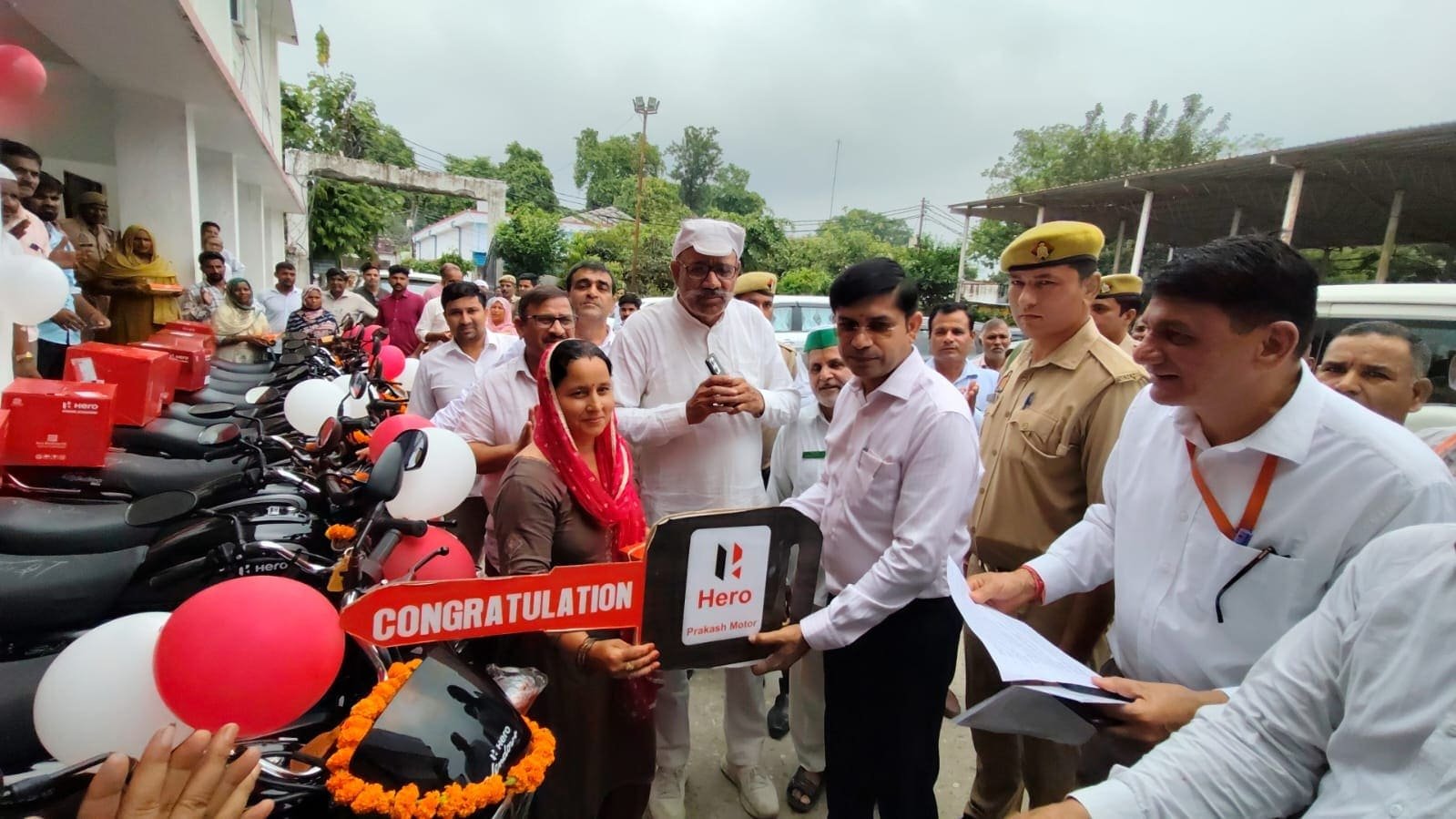 मुरादाबाद में किसान दिवस के अवसर पर 11 गन्ना किसानों को मोटरसाइकिल की चाबी सौंपते जिलाधिकारी और मुख्य विकास अधिकारी।