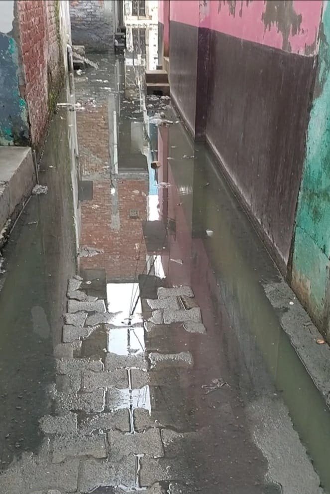 मुरादाबाद के पाकबड़ा वार्ड नंबर-3 में जलभराव से प्रभावित खदरे वाली गली और अब्दुल सलाम स्कूल के पास भरा पानी