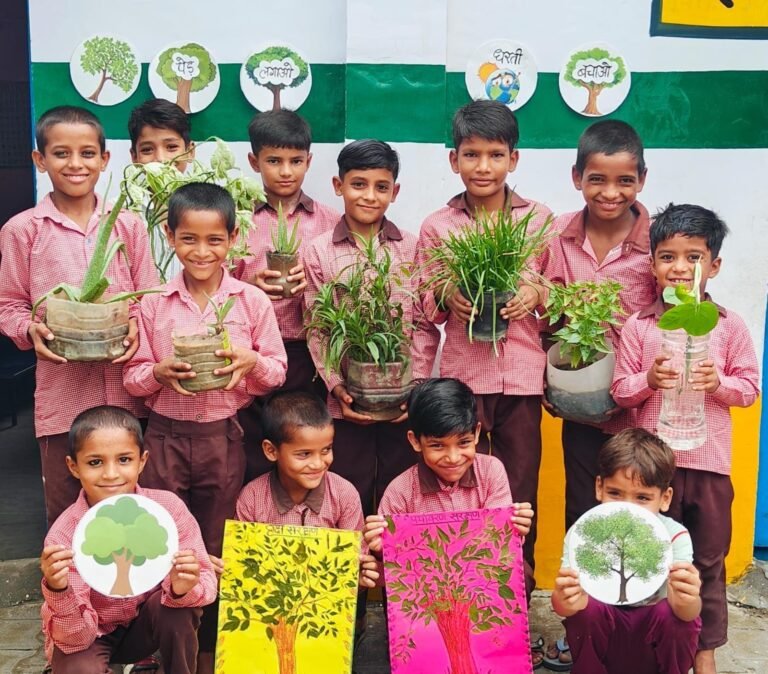 मोहम्मदपुर बस्तौर प्राथमिक विद्यालय में बोलती दीवारों के बीच पढ़ाई करते विद्यार्थी