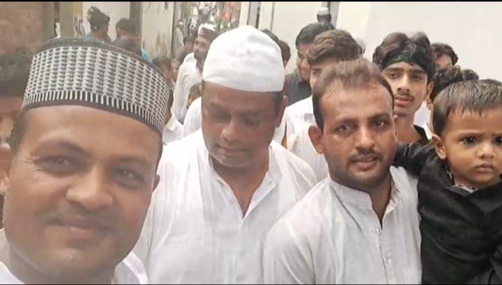 तेवर पट्टी उर्फ काज़ीपुरा में ईद मिलादुन्नबी पर निकले जुलूस-ए-मोहम्मदी में शामिल अकीदतमंद और धार्मिक आयोजन का दृश्य