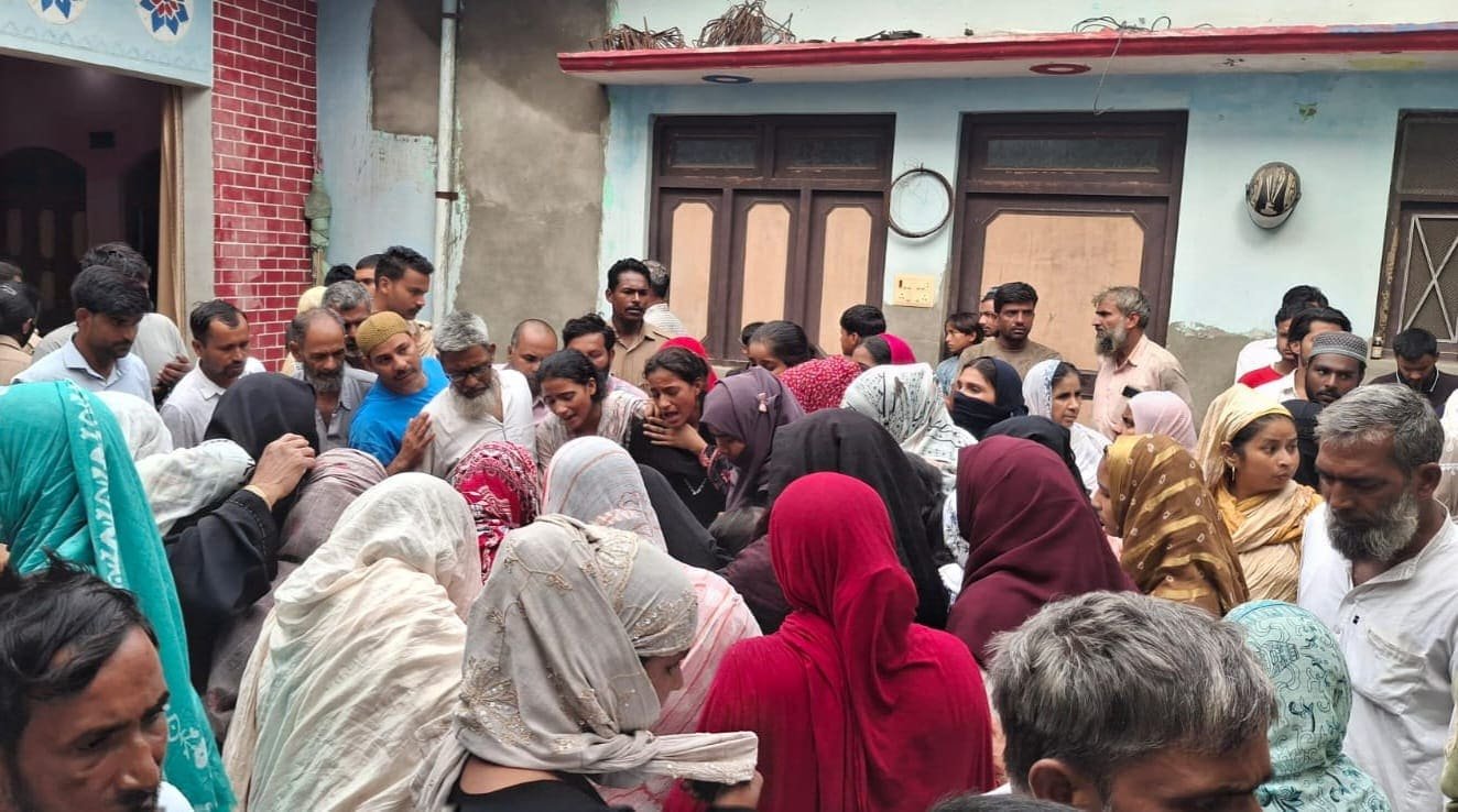 ताहरपुर में विवाहिता की संदिग्ध मौत के बाद मृतका के घर पर जुटी भीड़।