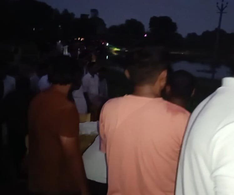 मुरादाबाद के नए मुरादाबाद मलगद्दा पुल के पास गागन नदी हादसा स्थल पर राहत और बचाव अभियान चलाती पुलिस और स्थानीय लोग।
