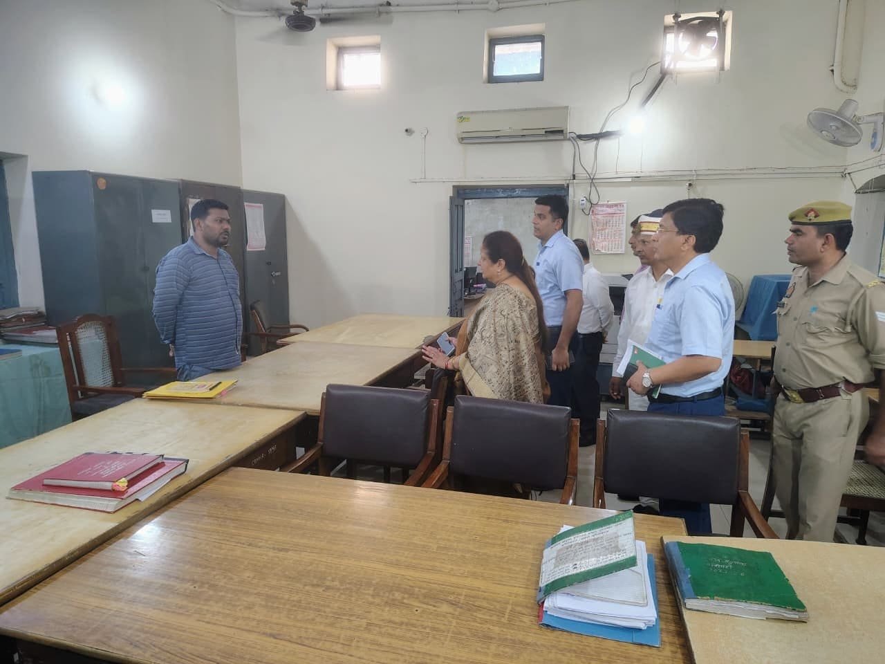 मंडलायुक्त संगीता सिंह कमिश्नरी परिसर में विभिन्न पटलों का निरीक्षण करते हुए अधिकारियों से जानकारी लेते हुए