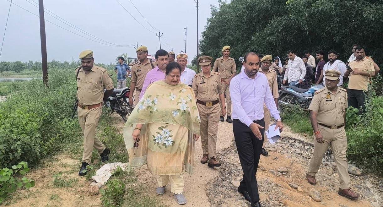 गागन नदी पर कच्चे पुल का निरीक्षण करतीं मंडलायुक्त संगीता सिंह और मौजूद अधिकारी