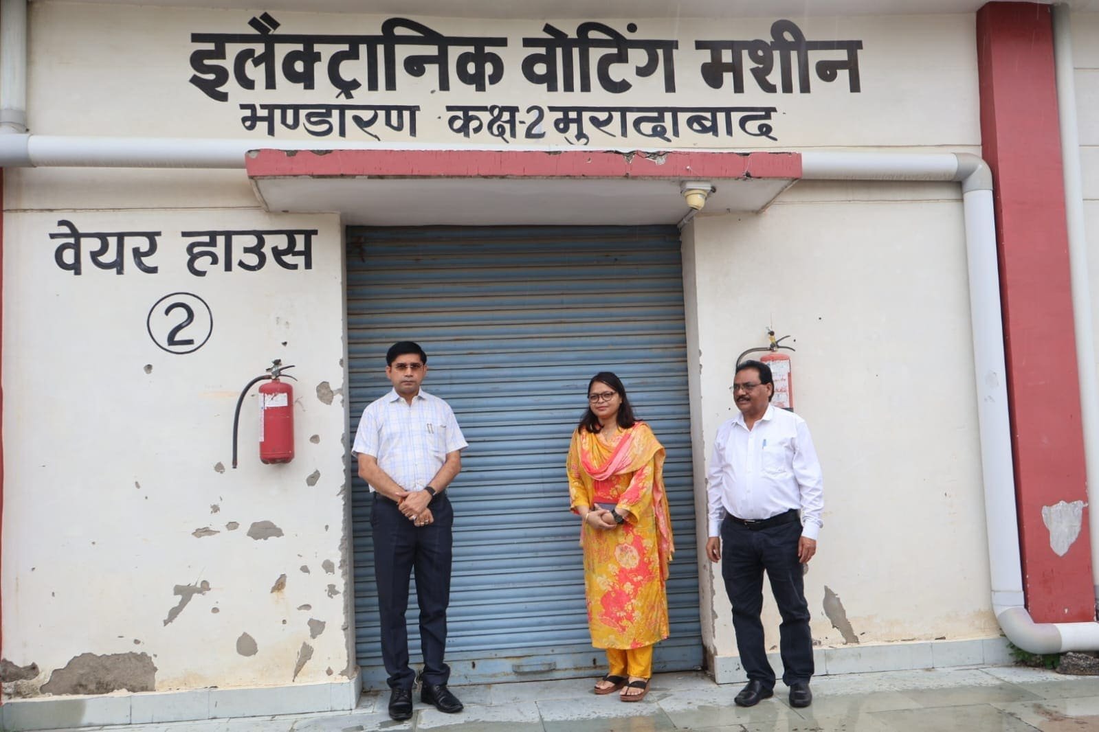 मुरादाबाद में जिलाधिकारी डॉ. राजेन्द्र पैंसिया ईवीएम वेयरहाउस का मासिक निरीक्षण करते हुए।
