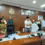 ठाकुरद्वारा में तेंदुआ रेस्क्यू अभियान के लिए थर्मल मोशन सेंसर आधारित वाइल्डलाइफ रिपेलेंट डिवाइस का ट्रायल करते अधिकारी