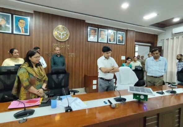 ठाकुरद्वारा में तेंदुआ रेस्क्यू अभियान के लिए थर्मल मोशन सेंसर आधारित वाइल्डलाइफ रिपेलेंट डिवाइस का ट्रायल करते अधिकारी