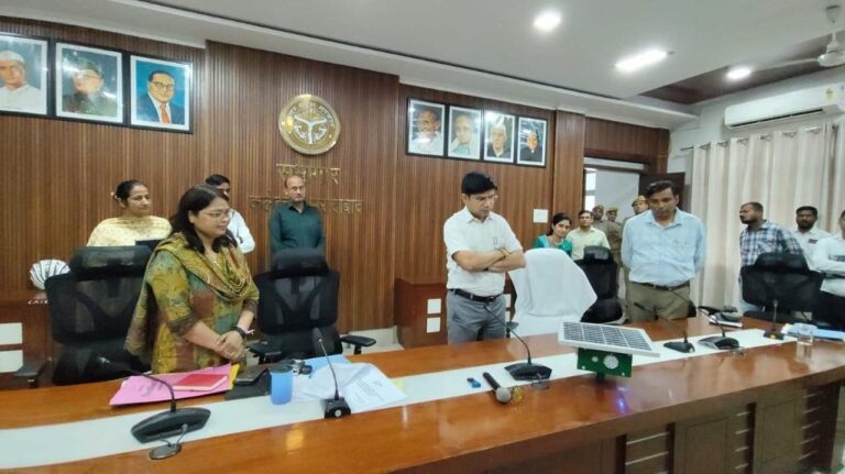 ठाकुरद्वारा में तेंदुआ रेस्क्यू अभियान के लिए थर्मल मोशन सेंसर आधारित वाइल्डलाइफ रिपेलेंट डिवाइस का ट्रायल करते अधिकारी