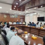 ऋण योजनाओं की समीक्षा बैठक में जिलाधिकारी डॉ. राजेंद्र पैंसिया अधिकारियों को निर्देश देते हुए