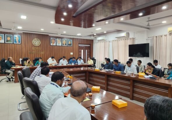 ऋण योजनाओं की समीक्षा बैठक में जिलाधिकारी डॉ. राजेंद्र पैंसिया अधिकारियों को निर्देश देते हुए