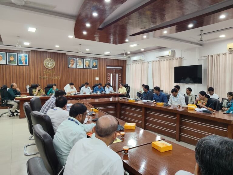 ऋण योजनाओं की समीक्षा बैठक में जिलाधिकारी डॉ. राजेंद्र पैंसिया अधिकारियों को निर्देश देते हुए