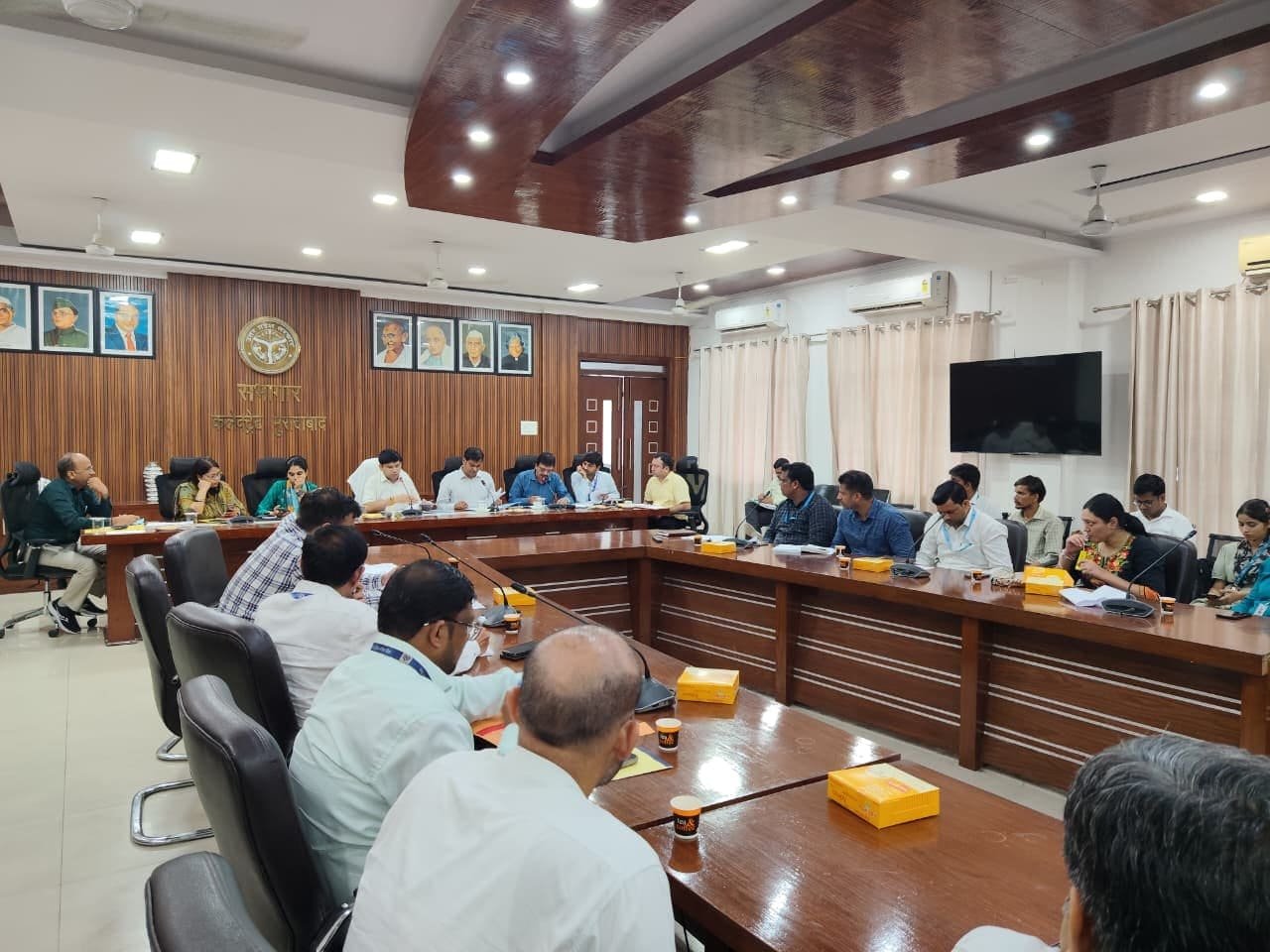 ऋण योजनाओं की समीक्षा बैठक में जिलाधिकारी डॉ. राजेंद्र पैंसिया अधिकारियों को निर्देश देते हुए