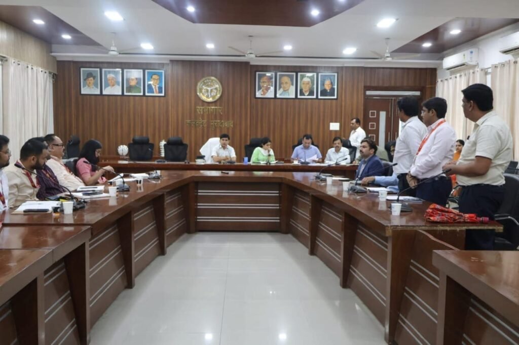 मुख्यमंत्री युवा उद्यमी विकास अभियान की समीक्षा बैठक में अधिकारियों को निर्देश देते जिलाधिकारी डॉ. राजेंद्र पैंसिया