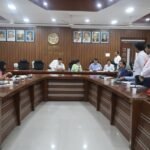 मुख्यमंत्री युवा उद्यमी विकास अभियान की समीक्षा बैठक में अधिकारियों को निर्देश देते जिलाधिकारी डॉ. राजेंद्र पैंसिया